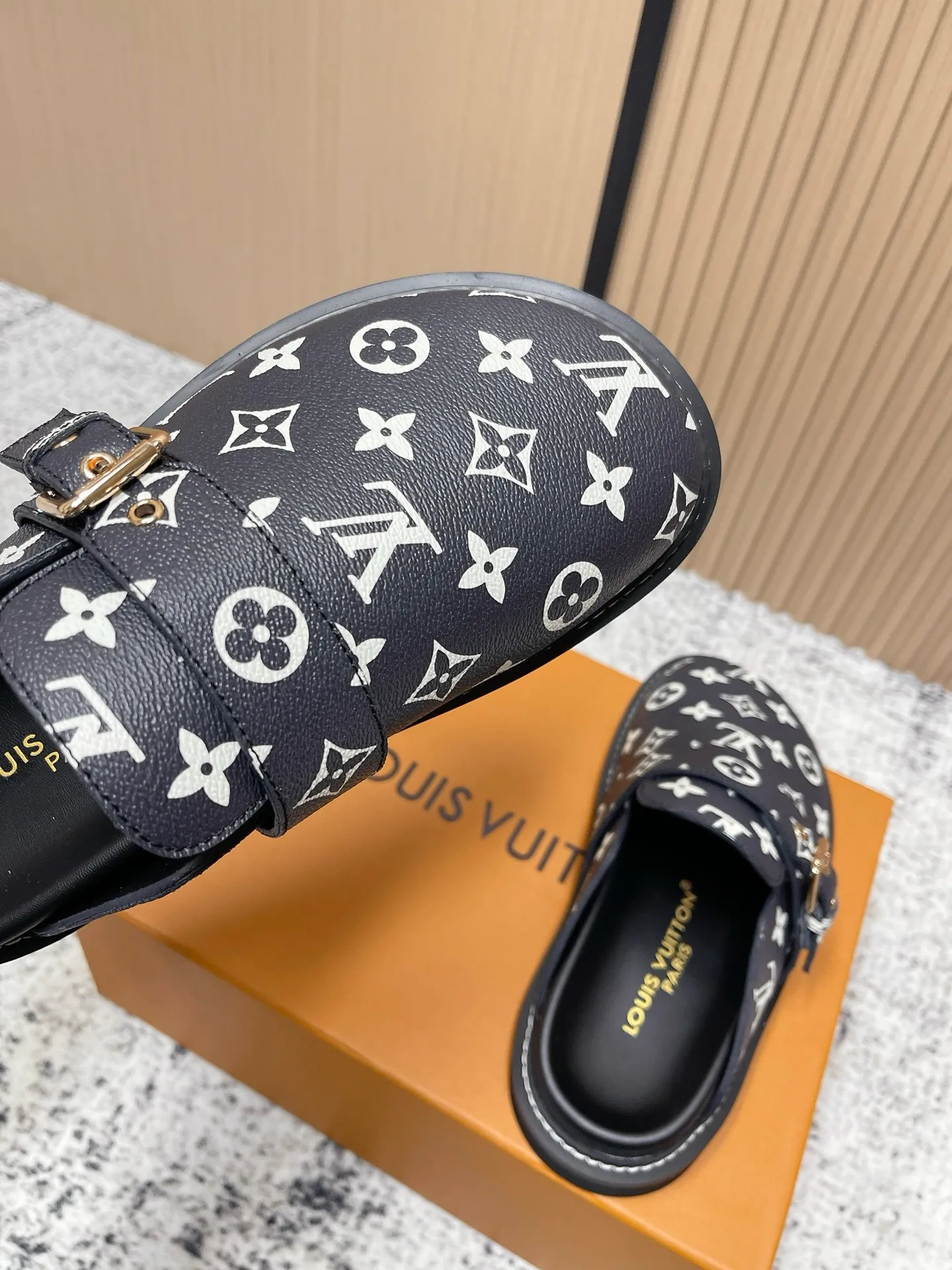 [L Family] P: 460💰 Size: 35-46 (female 40.41, male 45 46 custom-made) Top version Louis vuitton Lv new couple Birkenstock slippers. Cute and cute, not too good on the feet. Simple and high-end slingback design. Ready to wear and go. Good news for lazy people. Imported cowhide leather upper/imported old calico. Original hardware buckle, original molded high-density foam outsole.